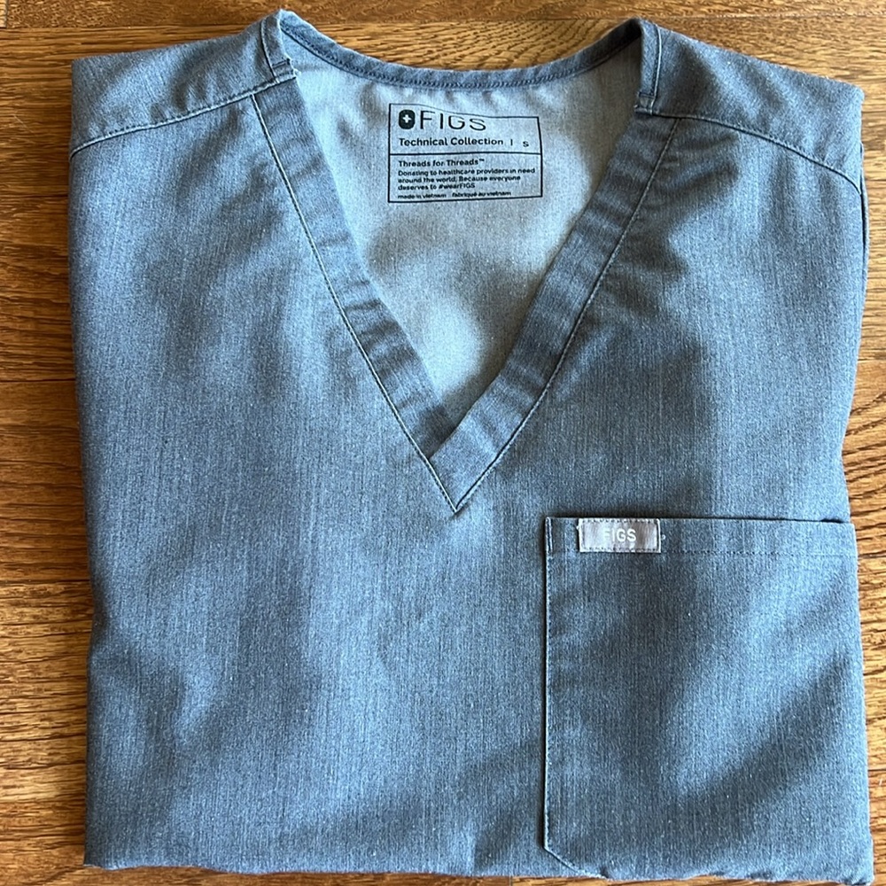 Figs grey small technical collection one pocket short sleeve top
